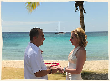 Saying "I do" wedding at Bluebeards Beach - Saint Thomas - Caribbean